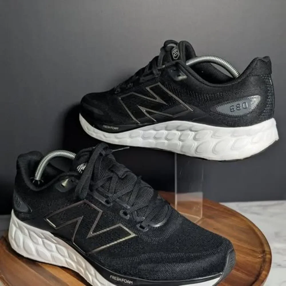 New balance M680 Black White Size 10.5 Men